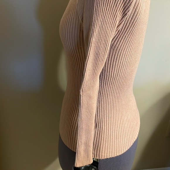No Brand sweater. - Picture 3 of 3